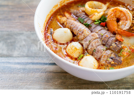spicy seafood noodles bowl in Thai style 110191758