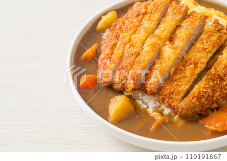 curry rice with fried pork cutlet and creamy omelet 110191867