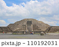 メキシコシティ郊外にあるアステカ文明の雄大な遺跡、テオティワカン 110192031