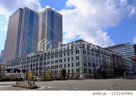 霞が関 財務省本庁舎(背後に金融庁ビル) 霞が関 財務省本庁舎(背後に金融庁ビル) 110192068