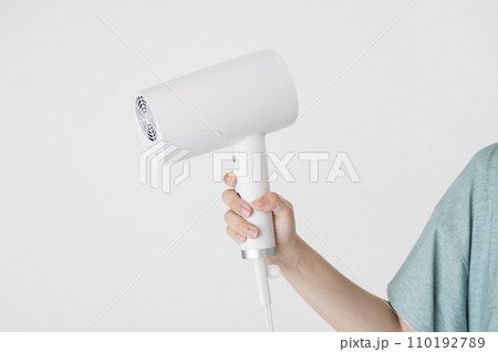 ヘアドライヤーを持つ若い女性 110192789