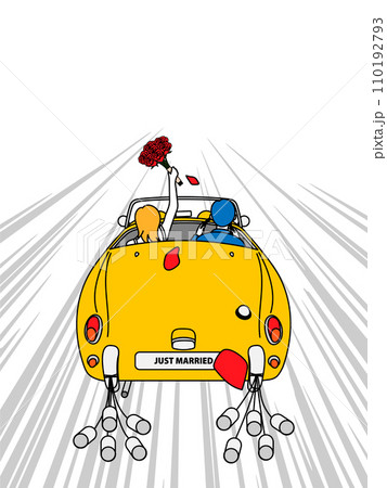 黄色いオープンカーでハネムーンに出かける新婚カップル 110192793
