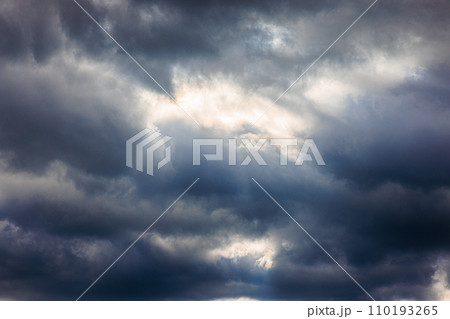 雲の多い空 天気が悪い曇った空 雲の多い空 天気が悪い曇った空 110193265