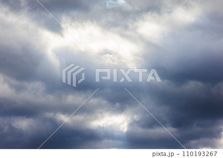 雲の多い空 天気が悪い曇った空 雲の多い空 天気が悪い曇った空 110193267