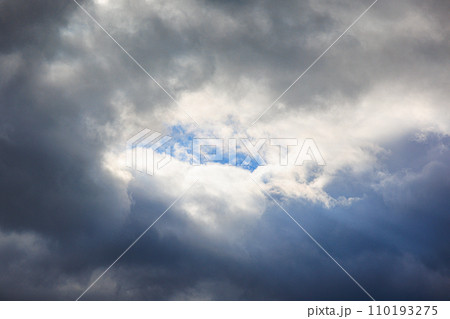 雲の多い空　天気が悪い曇った空 110193275
