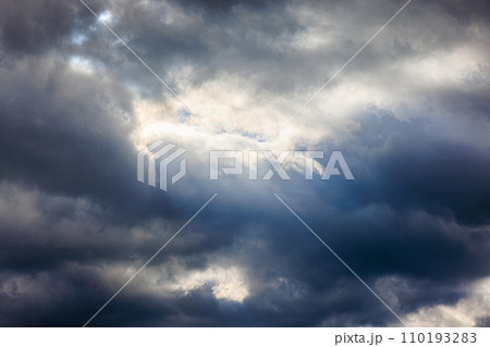 雲の多い空　天気が悪い曇った空 110193283