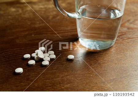 薬を飲む 110193542