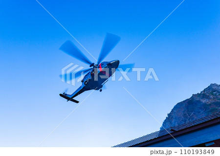 長野県警の山岳救助ヘリコプター 110193849