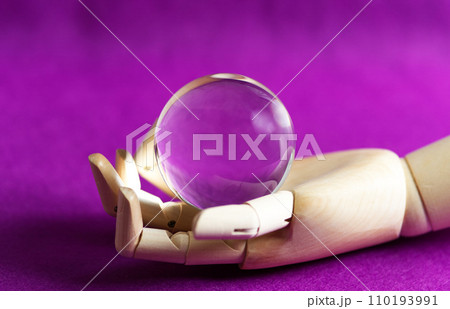 手のひらの上のガラス玉 110193991