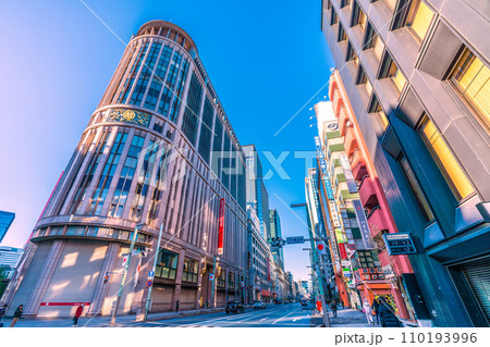 日本の東京都市景観 元日の「三越前駅」前。日本橋三越や日本橋北詰などを望む。車は少ない=令和6年1月 日本の東京都市景観 元日の「三越前駅」前。日本橋三越や日本橋北詰などを望む。車は少ない=令和6年1月 110193996