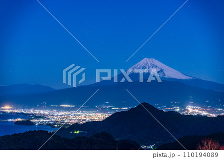 （静岡県）伊豆パノラマパーク（碧テラス）から、2024年元旦、夜明け前の富士山 110194089