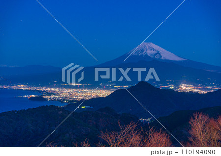 (静岡県)伊豆パノラマパーク(碧テラス)から、2024年元旦、夜明け前の富士山 (静岡県)伊豆パノラマパーク(碧テラス)から、2024年元旦、夜明け前の富士山 110194090