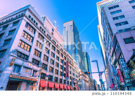 日本の東京都市景観 元日の「三越前駅」前。日本橋三越などを望む。（車は少ない）＝令和6年1月1日 110194348