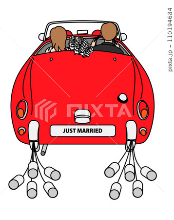 赤いオープンカーでハネムーンに出かける新婚カップル 110194684
