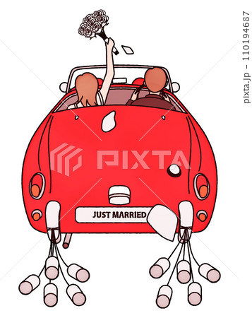赤いオープンカーでハネムーンに出かける新婚カップル 110194687