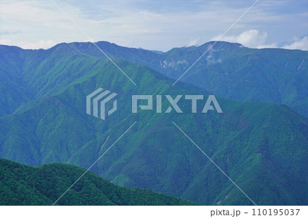 大無間山崩落地からの富士山と身延山地 大無間山崩落地からの富士山と身延山地 110195037