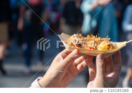 たこ焼きを食べる女性のスナップ写真 たこ焼きを食べる女性のスナップ写真 110195160