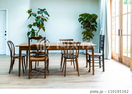 木製の大きなテーブルと椅子 木製の大きなテーブルと椅子 110195162