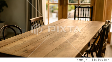 木でできた大きなダイニングテーブルがある空間 110195167