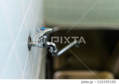 古いお風呂場の水栓 古いお風呂場の水栓 110195185