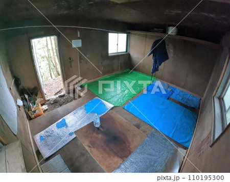 大無間山の小無間小屋内部 110195300