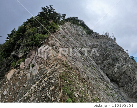 大無間山の崩落地稜線 110195351
