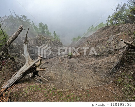 大無間山稜線の崩落地と濃霧 大無間山稜線の崩落地と濃霧 110195359