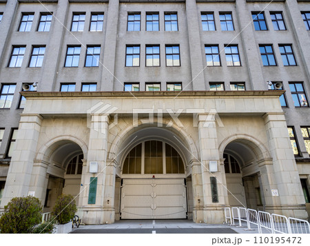 霞が関官庁街にある財務省庁舎と【財務省】【国税庁】の銘板 霞が関官庁街にある財務省庁舎と【財務省】【国税庁】の銘板 110195472