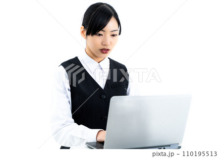 ノートパソコンで作業をする女性 110195513