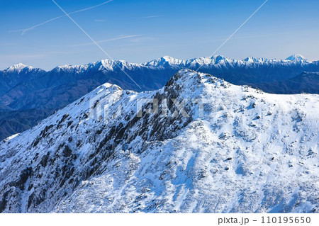 冠雪の中央アルプスの伊那前岳と南アルプスの峰々 冠雪の中央アルプスの伊那前岳と南アルプスの峰々 110195650