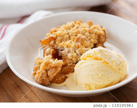 アイスクリームを添えたアップルクランブル 110195961