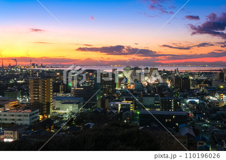 千葉県木更津市 太田山公園から見る夕暮れの木更津 千葉県木更津市 太田山公園から見る夕暮れの木更津 110196026