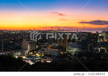千葉県木更津市 太田山公園から見る夕暮れの木更津 千葉県木更津市 太田山公園から見る夕暮れの木更津 110196042