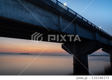 夜明け前の海と橋 夜明け前の海と橋 110196173