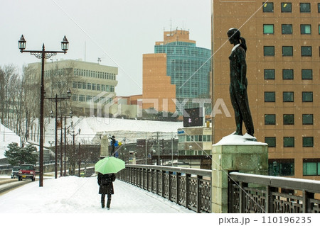 雪が降る日の幣舞橋 110196235