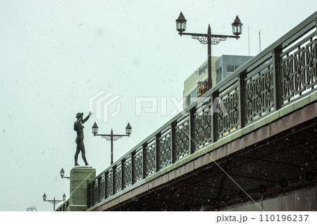 雪が降る日の幣舞橋 雪が降る日の幣舞橋 110196237