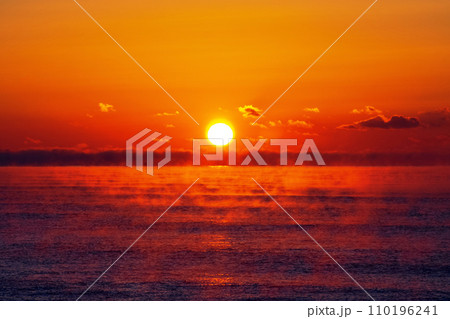 極寒の朝日、白糠海岸の印象 110196241