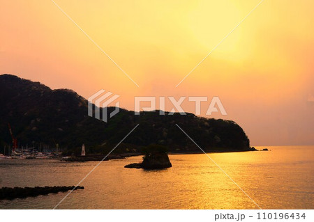 伊豆半島の風景　宇久須の夕暮れ 110196434