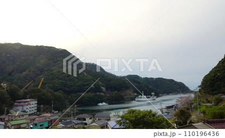 伊豆半島の風景　宇久須の町並み 110196436