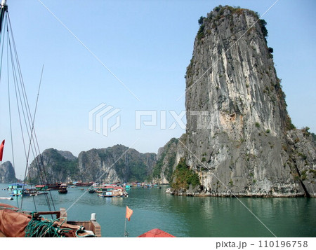 水墨画のような景観・ハロン湾(ベトナム) 水墨画のような景観・ハロン湾(ベトナム) 110196758