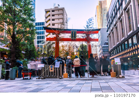 日本の東京都市景観 元日…賑わう日本橋室町・ビルの谷間の福徳神社などを望む＝令和6年1月1日 110197170