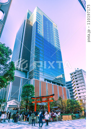 日本の東京都市景観 元日…賑わう日本橋室町・ビルの谷間の福徳神社などを望む＝令和6年1月1日 110197175