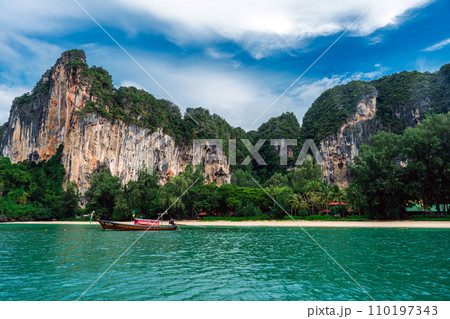 タイ、アオナンライレイビーチとボート 110197343