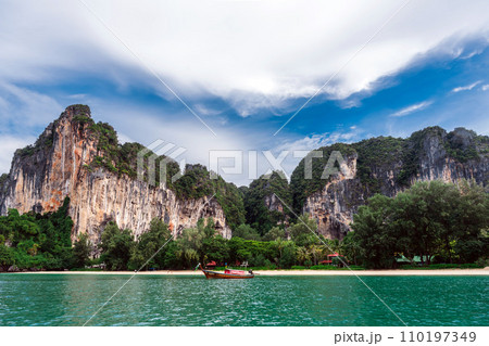 タイ、アオナンライレイビーチとボート 110197349