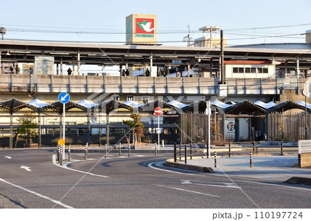大津市 湖西線堅田駅西口と駅前風景 大津市 湖西線堅田駅西口と駅前風景 110197724