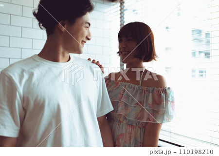 意味深な女性と男性のいる部屋 110198210