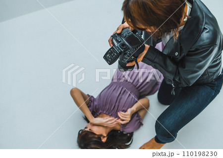 格好いいプロフォトグラファーの女性 110198230