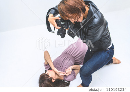 女性のプロフォトグラファーが撮影をしている 女性のプロフォトグラファーが撮影をしている 110198234