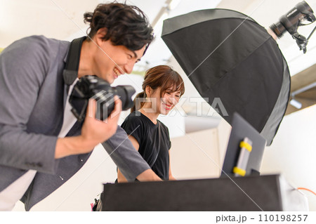 フォトグラファーのいるスタジオでの撮影 フォトグラファーのいるスタジオでの撮影 110198257