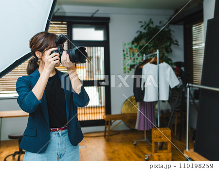 フォトグラファーのいるスタジオでの撮影 フォトグラファーのいるスタジオでの撮影 110198259